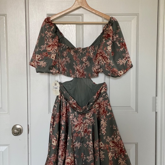 Brand new dress - Picture 2 of 4